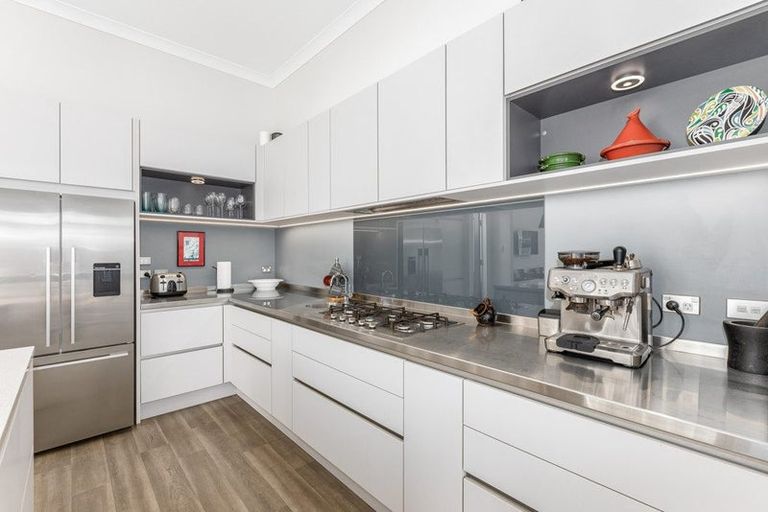 Photo of property in 21 Farm Road, Northland, Wellington, 6012