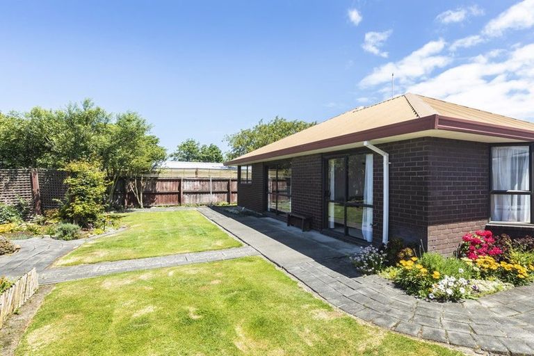 Photo of property in 8 Edron Place, Redwood, Christchurch, 8051