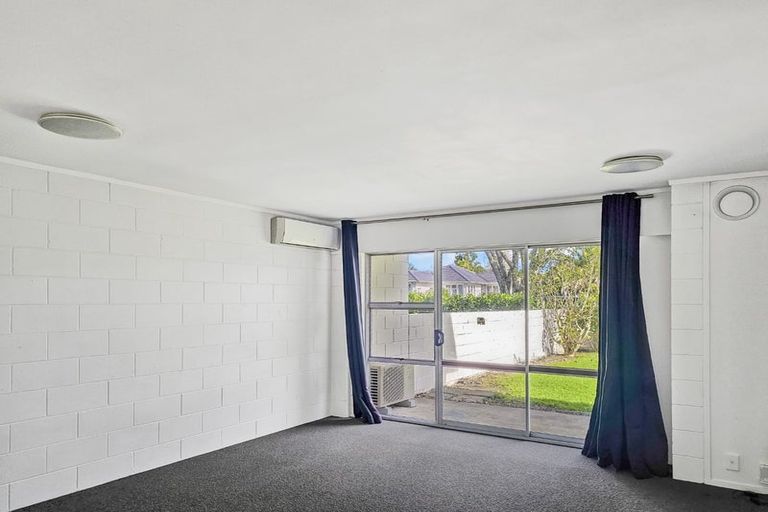 Photo of property in 15 Queen Mary Avenue, New Lynn, Auckland, 0600
