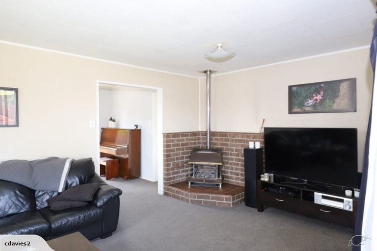 Photo of property in 48 Acacia Street, Kelvin Grove, Palmerston North, 4414