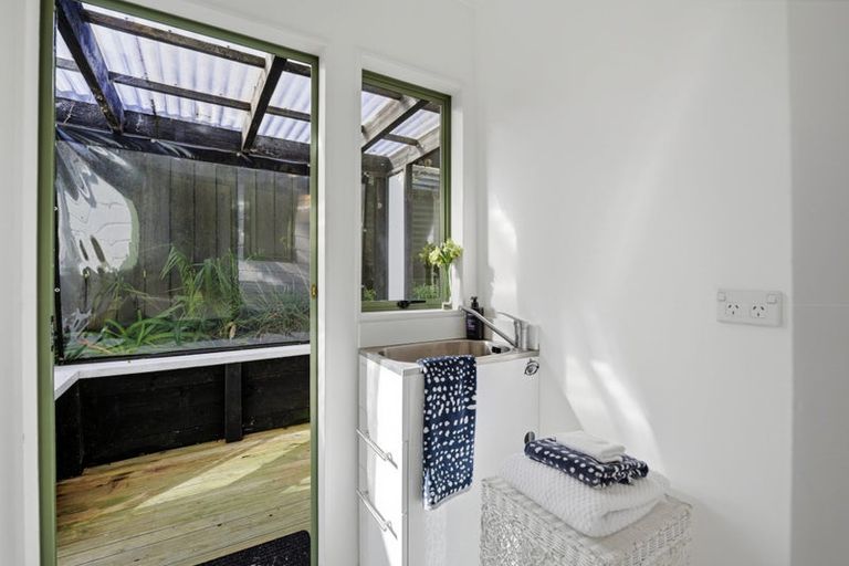 Photo of property in 1/4 Knott Road, Stanmore Bay, Whangaparaoa, 0932