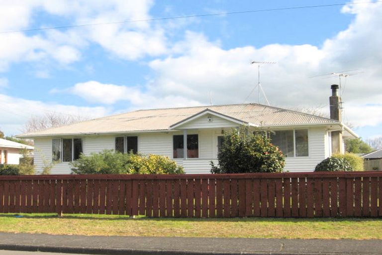 Photo of property in 25 Sutton Crescent, Papakura, 2110