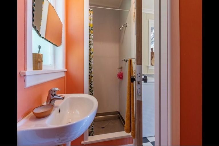 Photo of property in 5 Glenesk Road, Piha, New Lynn, 0772