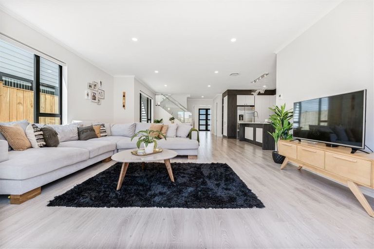 Photo of property in 11 Bunbeg Crescent, Flat Bush, Auckland, 2019