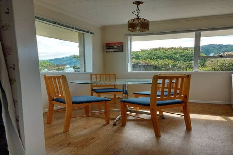 Photo of property in 18 Rewarewa Crescent, Waikanae, 5036