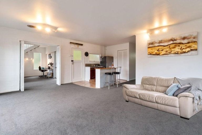 Photo of property in 77 Seymour Road, Sunnyvale, Auckland, 0612