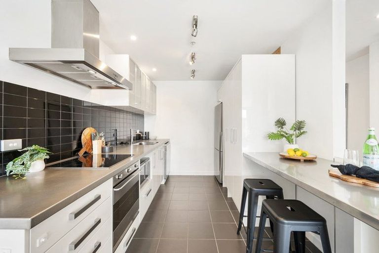 Photo of property in Portal Apartments, 6a/42 Cable Street, Te Aro, Wellington, 6011