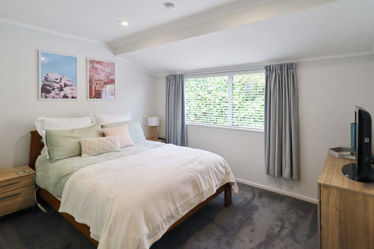 Photo of property in 6 Meadowcroft Grove, Johnsonville, Wellington, 6037