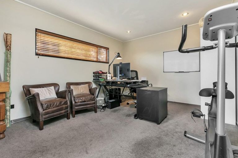 Photo of property in 1/1 Tern Place, Unsworth Heights, Auckland, 0632