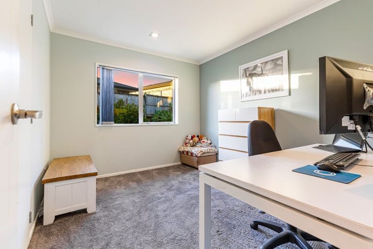 Photo of property in 12 Nirmal Place, Sunnyvale, Auckland, 0612