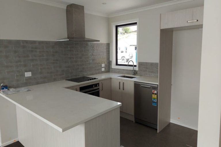 Photo of property in 5 Rewarewa Way, Timberlea, Upper Hutt, 5018