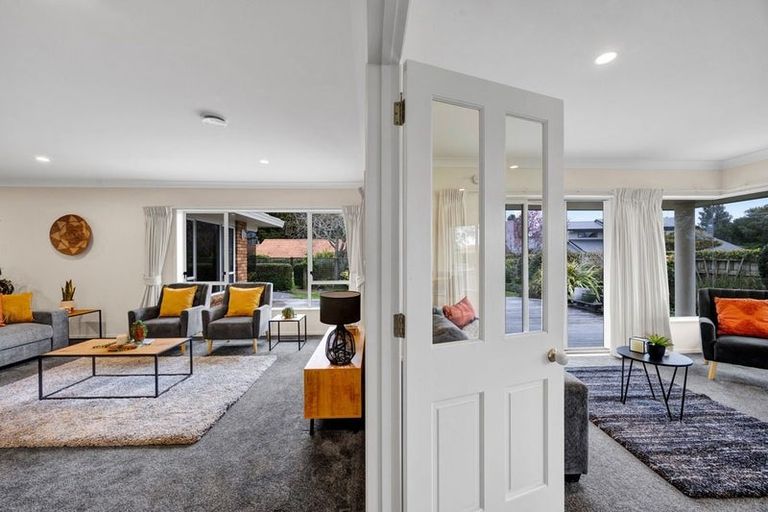 Photo of property in 18 Kinross Drive, Merrilands, New Plymouth, 4312