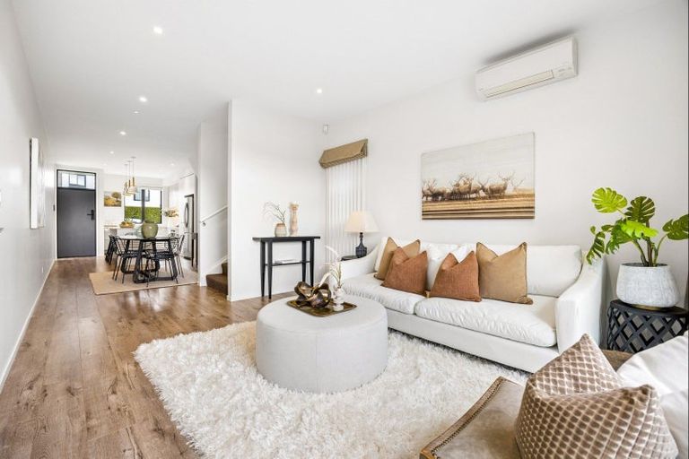 Photo of property in 24 Tapuwae Way, Mangere Bridge, Auckland, 2022