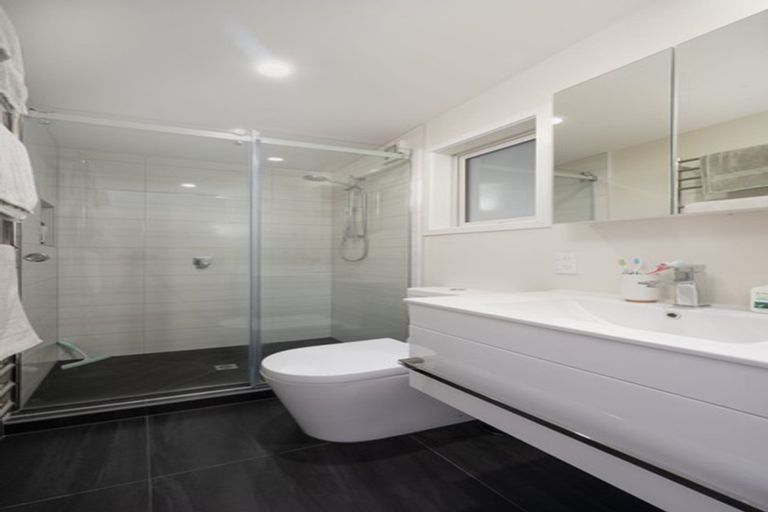 Photo of property in 120 Prince Regent Drive, Half Moon Bay, Auckland, 2012