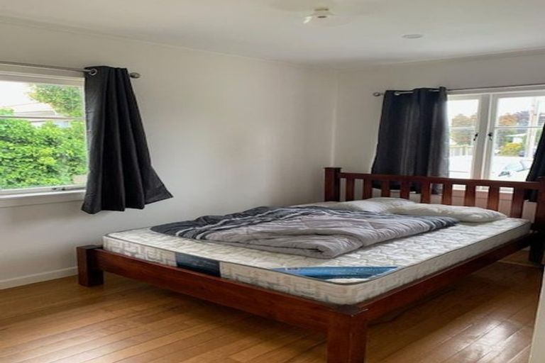 Photo of property in 32 Reid Road, New Lynn, Auckland, 0600