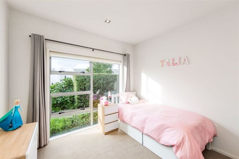Photo of property in 16 Canyon Drive, Oteha, Auckland, 0632