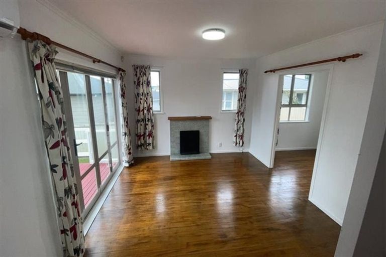 Photo of property in 39 Vera Road, Te Atatu South, Auckland, 0610