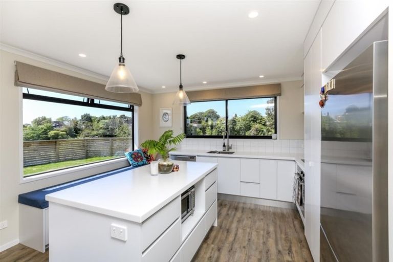 Photo of property in 3 Greenridge Lane, Merrilands, New Plymouth, 4312