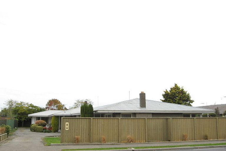 Photo of property in 2/7 Curletts Road, Sockburn, Christchurch, 8042