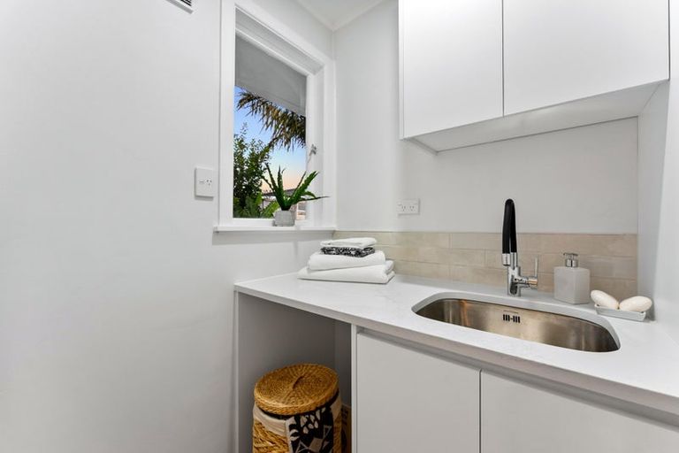 Photo of property in 21 Lantana Road, Green Bay, Auckland, 0604