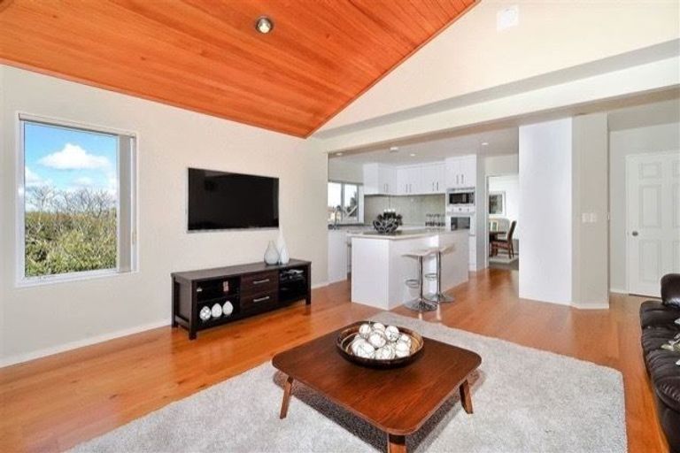 Photo of property in 1 Glucina Avenue, West Harbour, Auckland, 0618