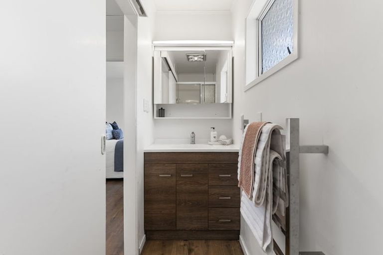 Photo of property in 16 Eastcliffe Road, Castor Bay, Auckland, 0620