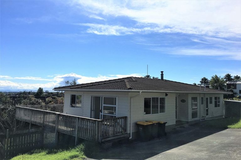 Photo of property in 303 Glenfield Road, Glenfield, Auckland, 0629