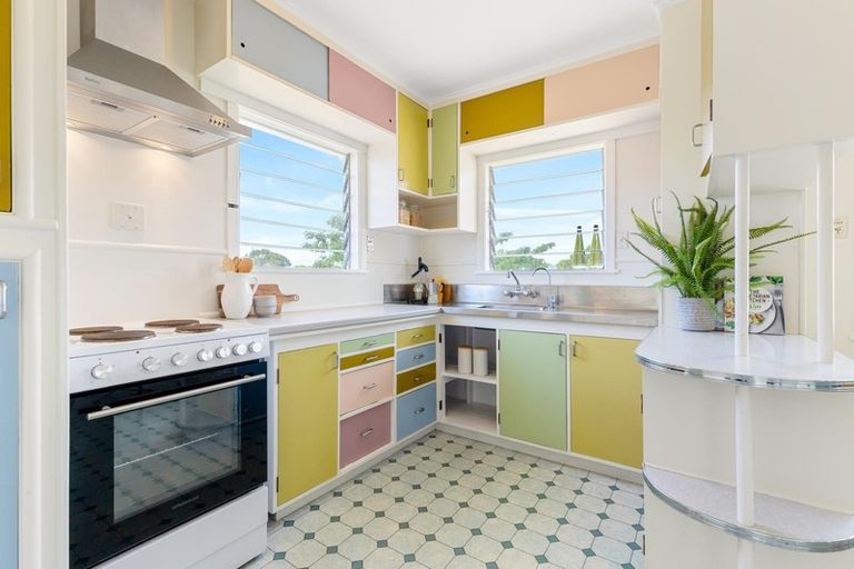 Photo of property in 15 Murray Road, Te Atatu Peninsula, Auckland, 0610