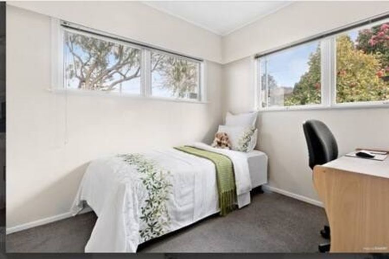 Photo of property in 88 Chivalry Road, Glenfield, Auckland, 0629