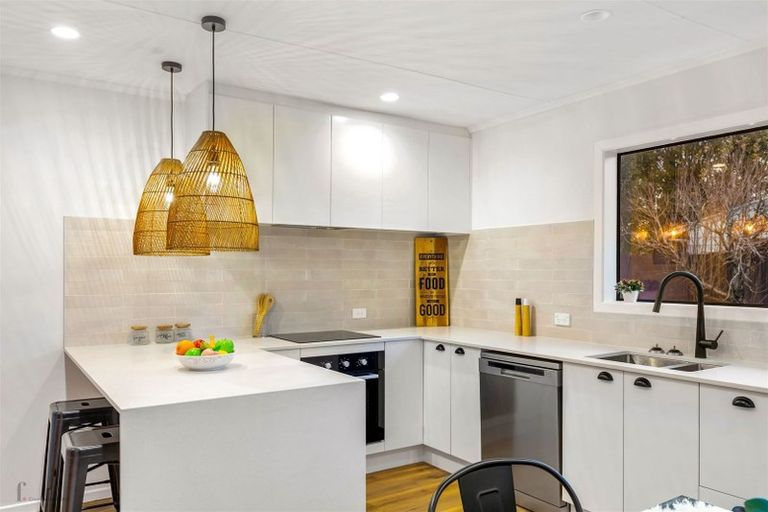 Photo of property in 11 Ranui Station Road, Ranui, Auckland, 0612