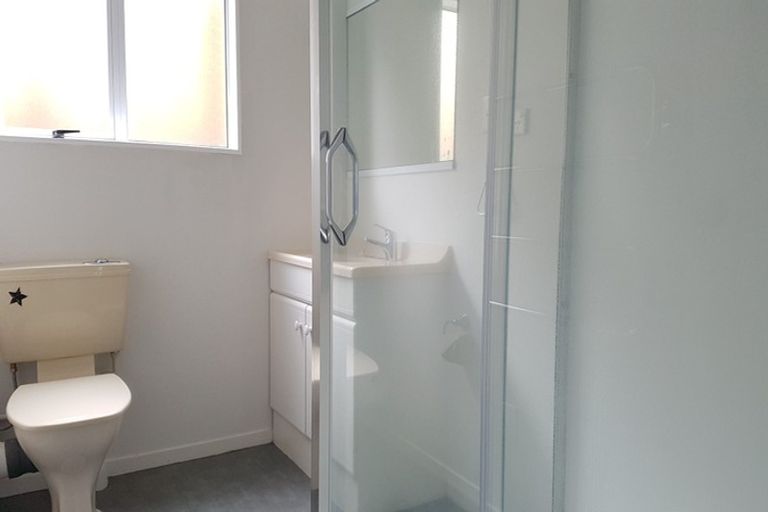 Photo of property in 1/19 Hauraki Crescent, Pinehill, Auckland, 0632