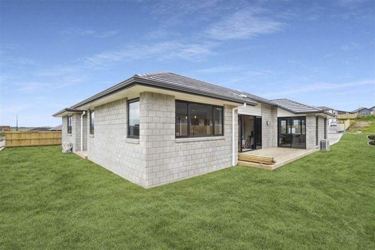 Photo of property in 8 Paiaka Place, Rototuna North, Hamilton, 3210