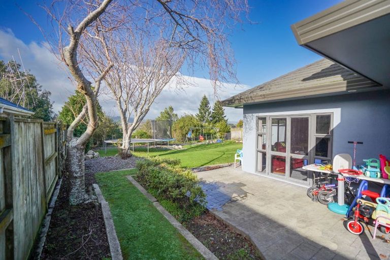 Photo of property in 25 Rosebank Avenue, Kelvin Grove, Palmerston North, 4414