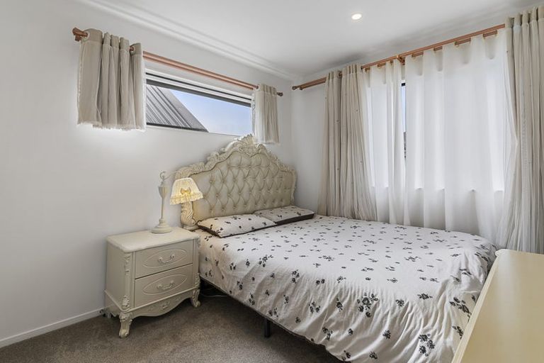 Photo of property in 12e Kelwyn Road, Kelston, Auckland, 0602