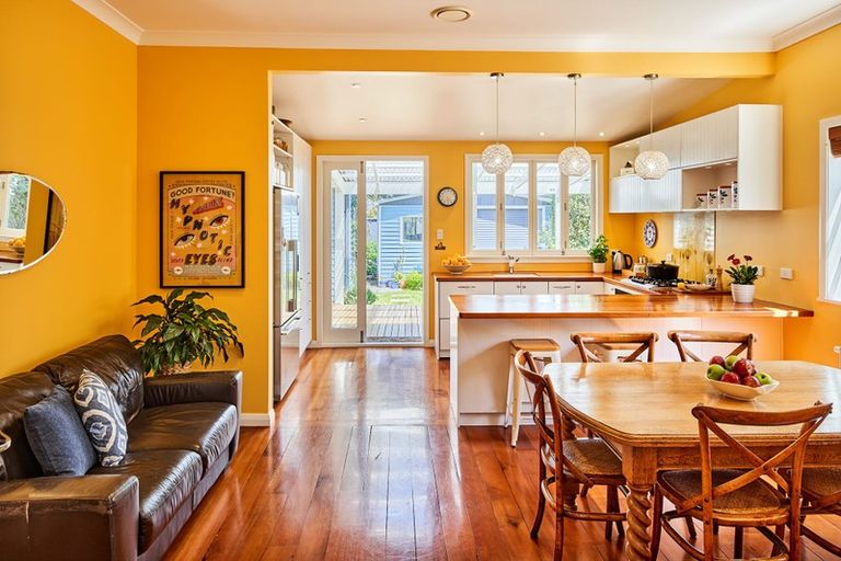 Photo of property in 2 Roxburgh Grove, Petone, Lower Hutt, 5012