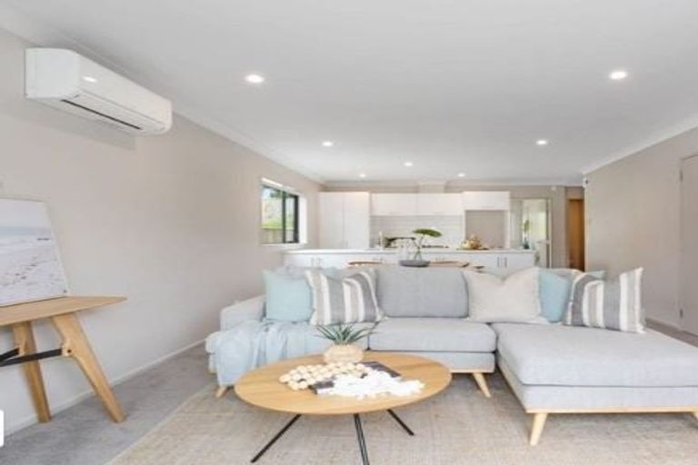 Photo of property in 2 Brindle Way, Newlands, Wellington, 6037