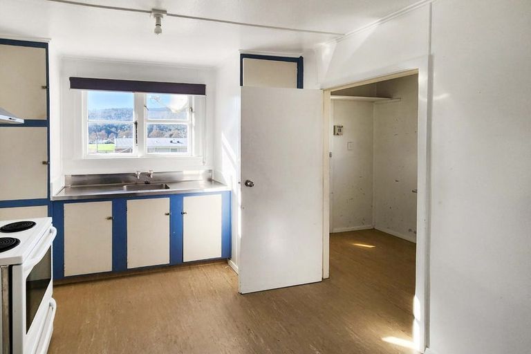 Photo of property in 32 Bird Grove, Stokes Valley, Lower Hutt, 5019