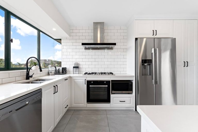 Photo of property in 8 Vinograd Drive, Te Atatu Peninsula, Auckland, 0610