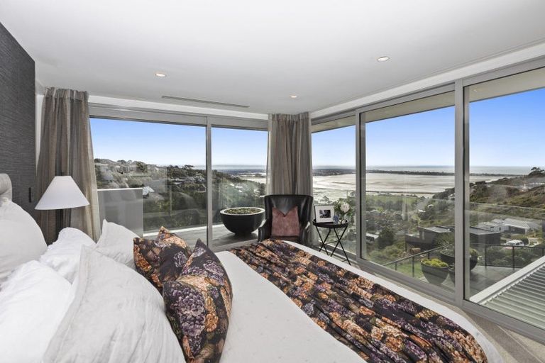 Photo of property in 15 Omeo Crescent, Redcliffs, Christchurch, 8081