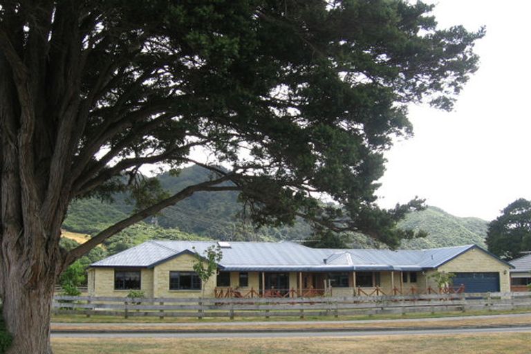 Photo of property in 4 Malcolm Gillies Grove, Totara Park, Upper Hutt, 5018