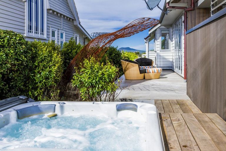 Photo of property in 17 Ocean View Road, Milford, Auckland, 0620