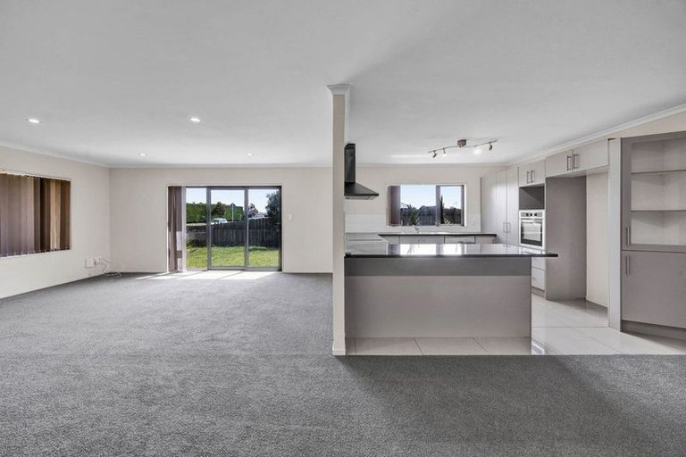 Photo of property in 8 County Drive, Hawera, 4610