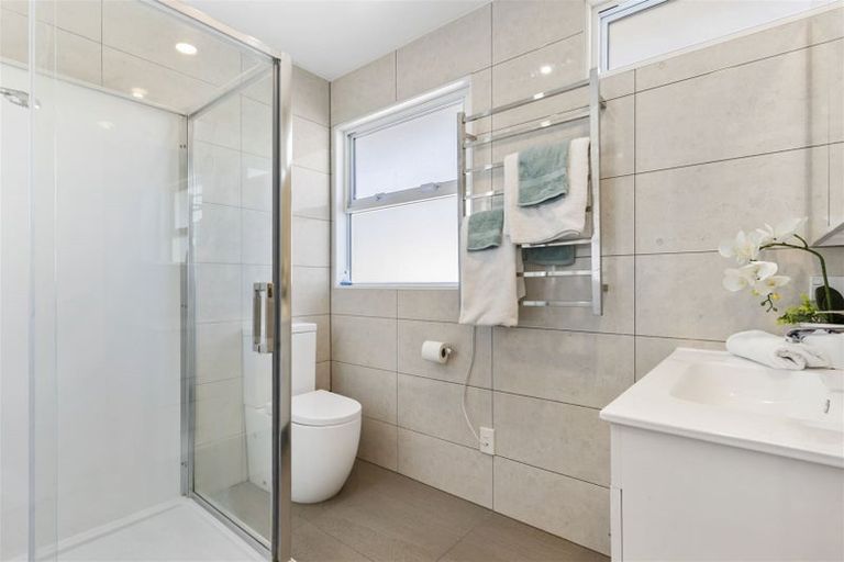 Photo of property in 2/7 Yarra Place, Botany Downs, Auckland, 2010