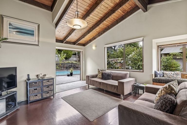 Photo of property in 21 Longfellow Parade, Glen Eden, Auckland, 0604