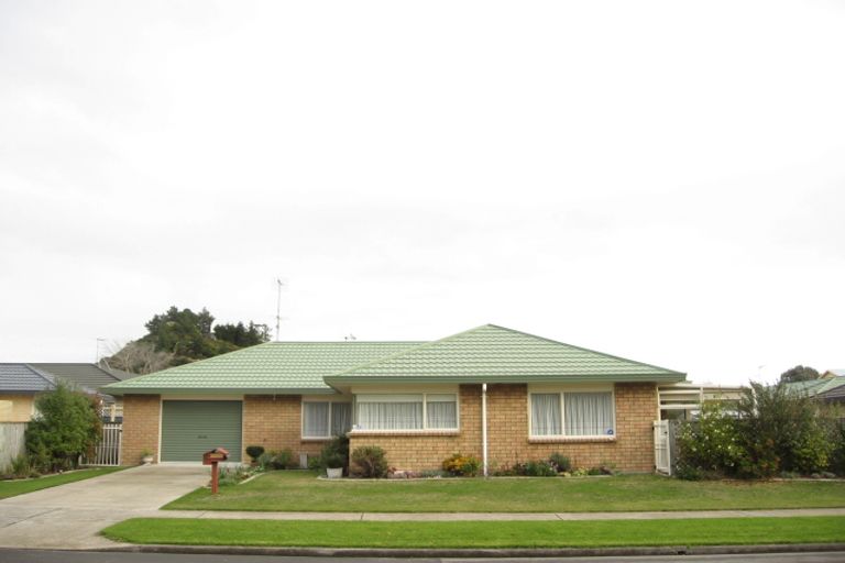 Photo of property in 18 Tararua Street, Paraparaumu, 5032
