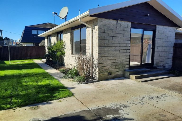 Photo of property in 2/115 Prestons Road, Redwood, Christchurch, 8051