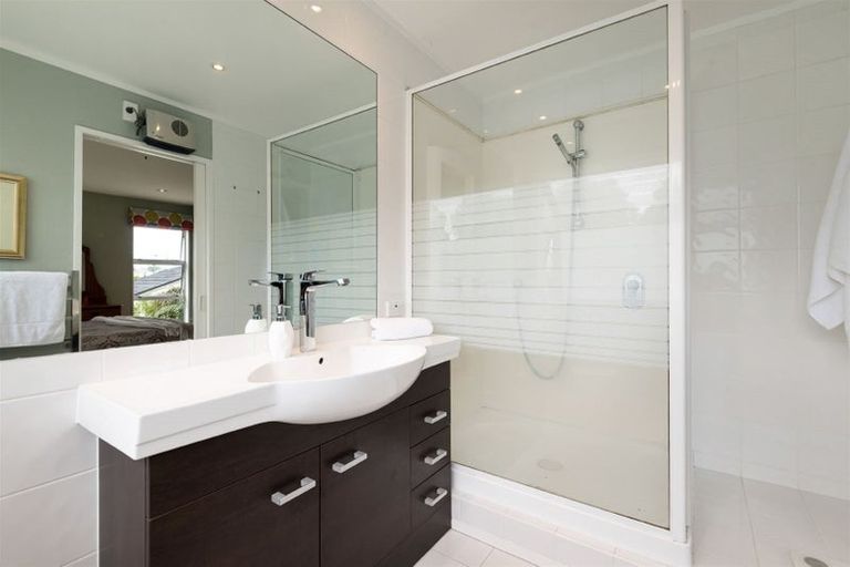 Photo of property in 3 Augusta Place, Forrest Hill, Auckland, 0620