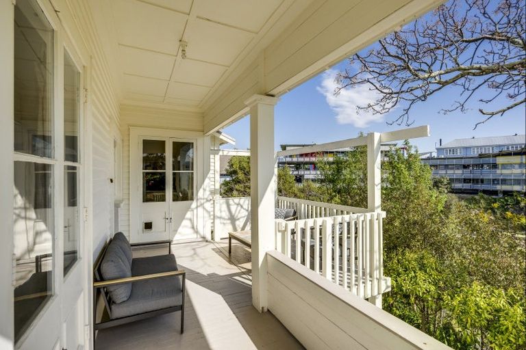 Photo of property in 18 Gladstone Road, Bluff Hill, Napier, 4110