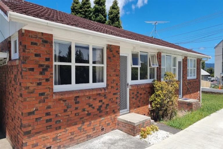 Photo of property in 1/105 Te Atatu Road, Te Atatu South, Auckland, 0610