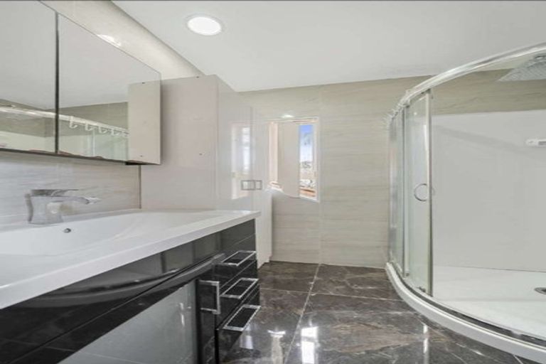 Photo of property in 12 De Havilland Drive, Goodwood Heights, Auckland, 2105